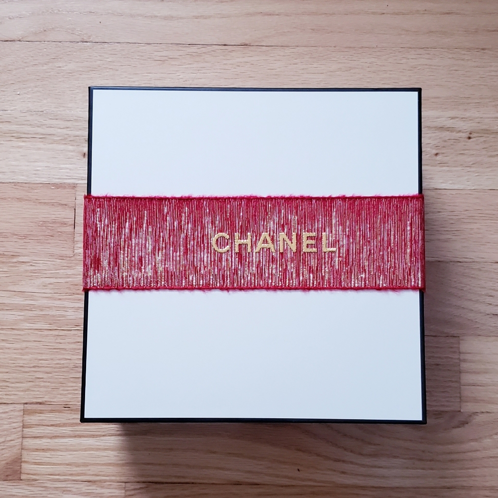 Chanel Gift Box - Picture 5 of 9